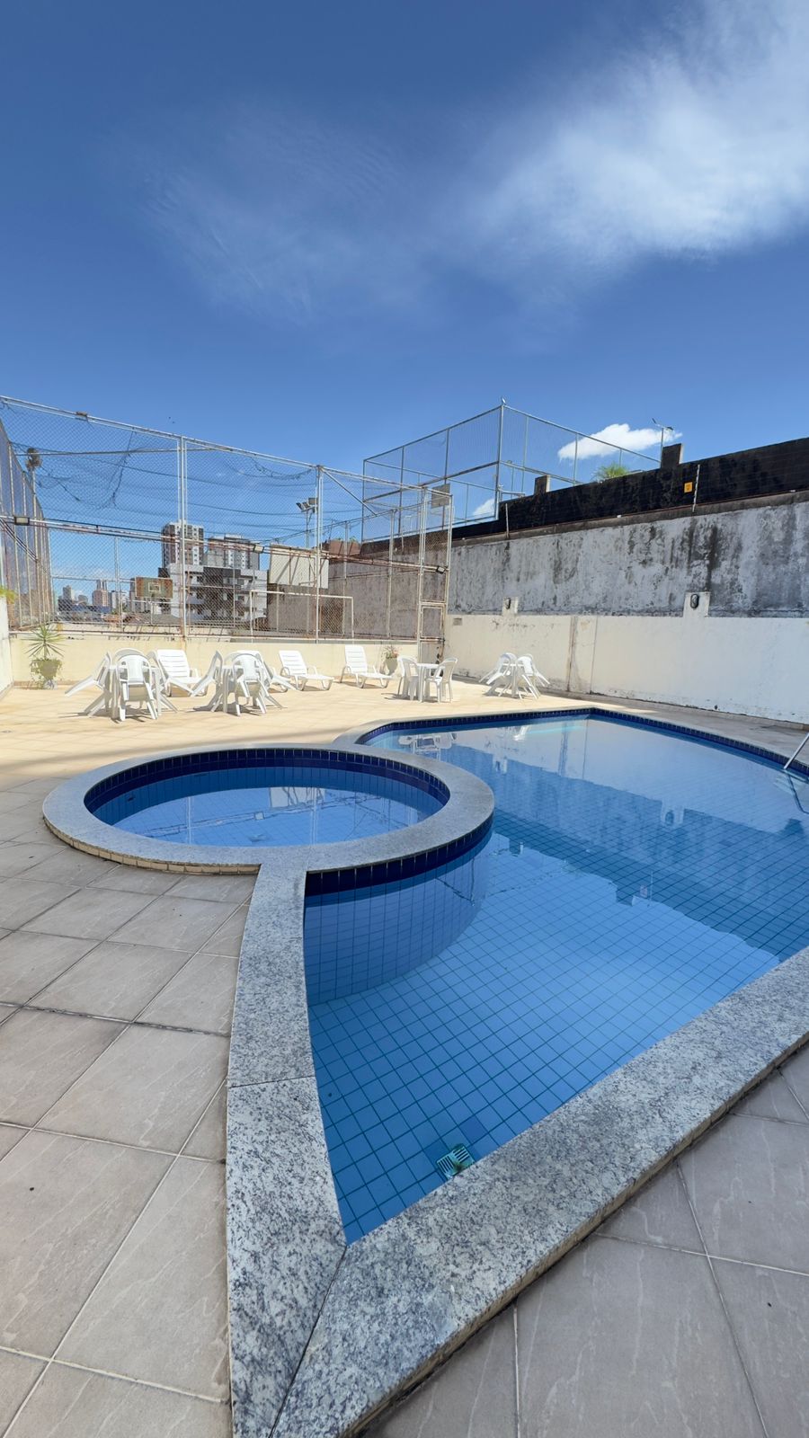 Piscina adulto e infantil do condomínio