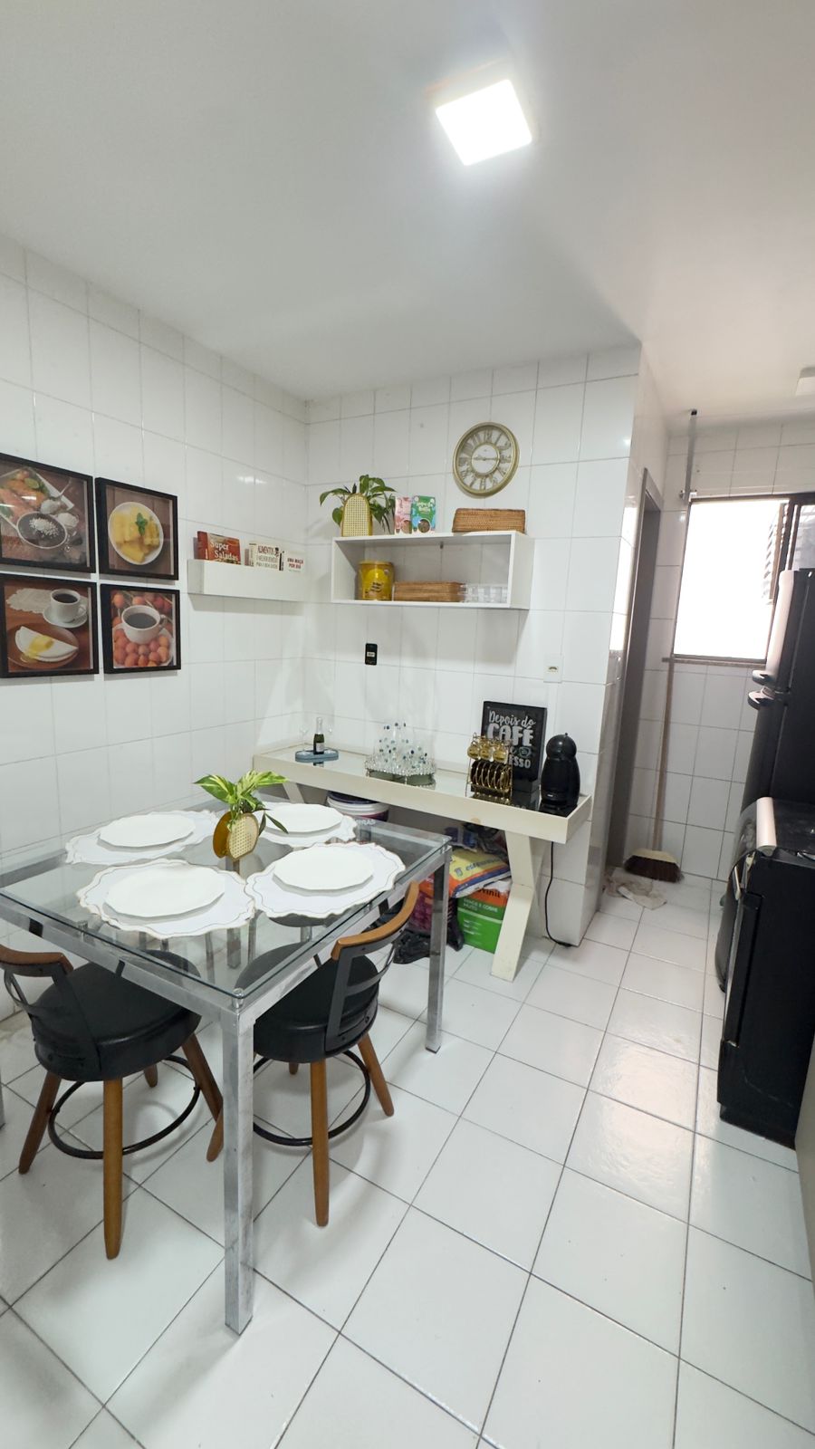 Sala de jantar do apartamento mobiliado