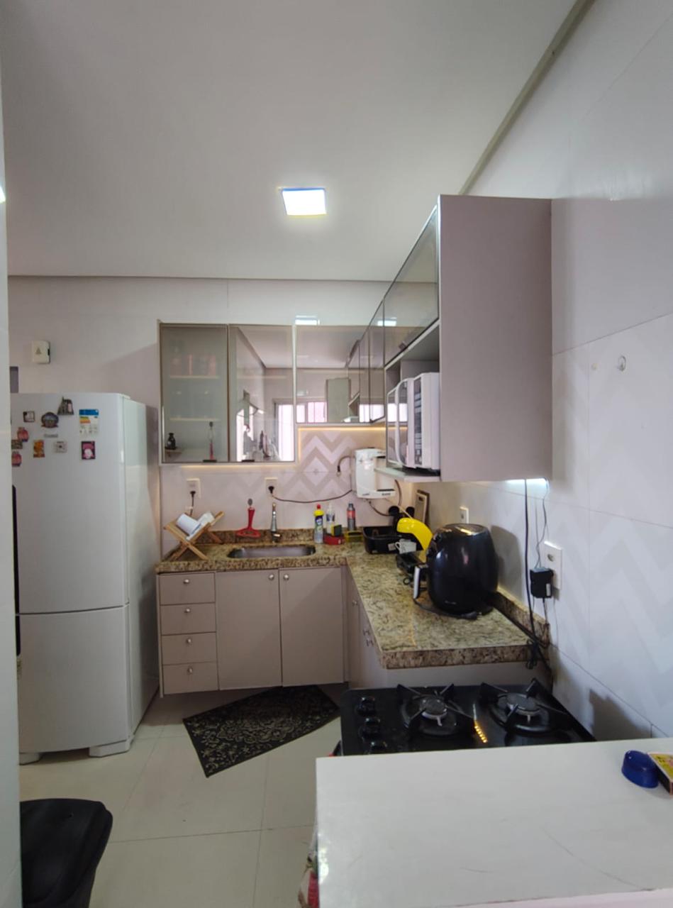 Cozinha americana do apartamento Ed Guaruba