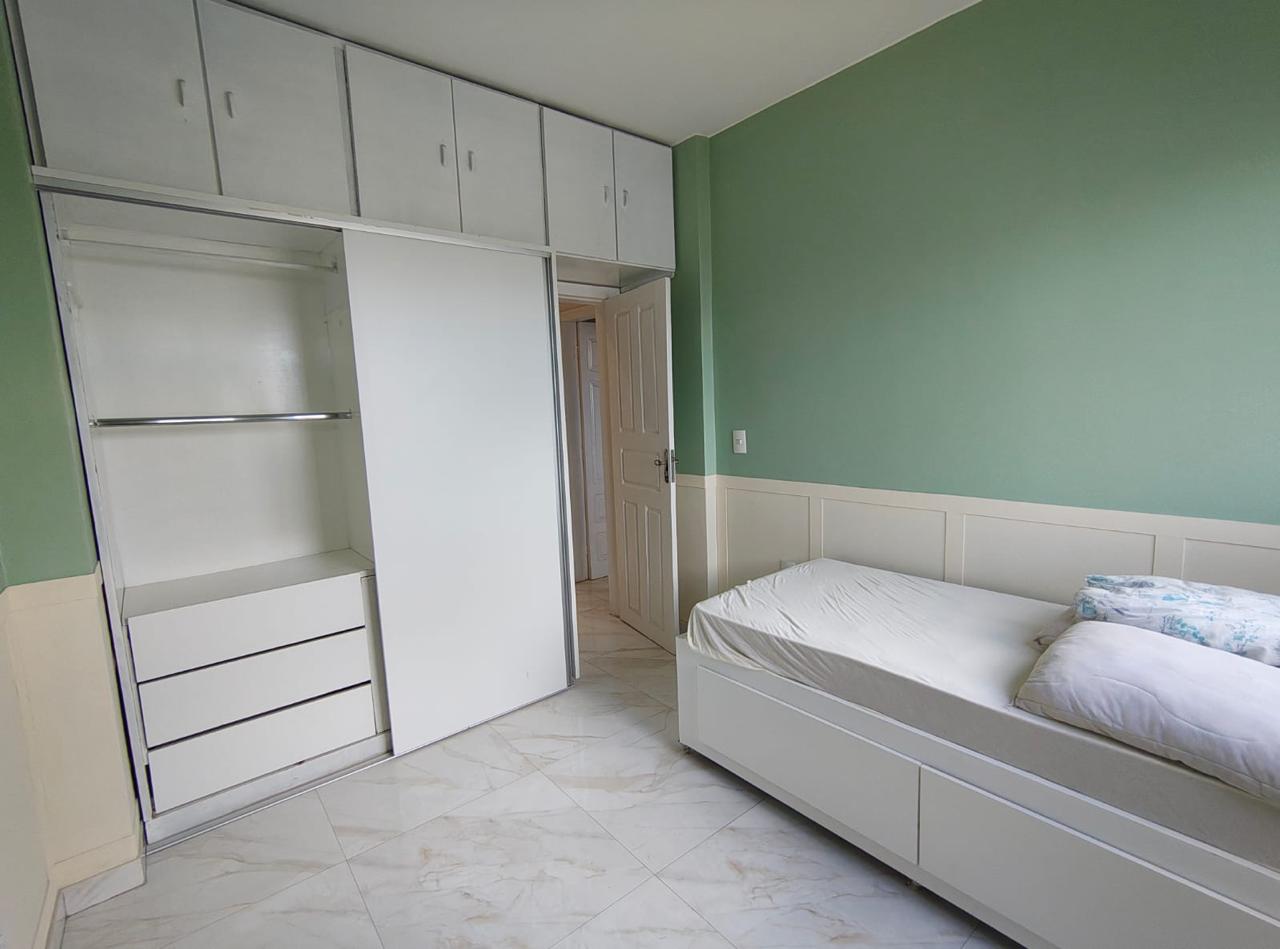 Quarto com móveis planejados no Ed Guaruba
